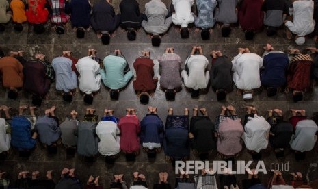 Umat muslim menunaikan ibadah shalat tarawih pertama bulan Ramadan 1440 H di Masjid Pondok Pesantren Assalam, Pabelan, Sukoharjo, Jawa Tengah, Ahad (5/5/2019).