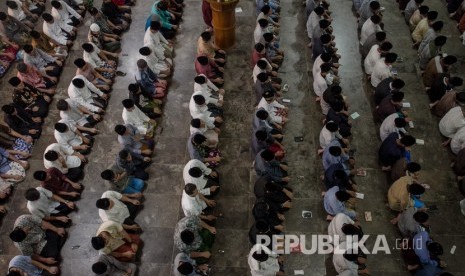 Masjid Pondok Pesantren Assalam, Pabelan, Sukoharjo, Jawa Tengah. Para santri Assalam antusias mengikuti sholat gerahana bulan total 