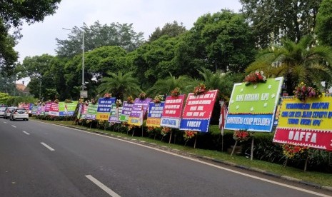 Puluhan karangan bunga kembali memadati depan Kantor KPU dan Jl Imam Bonjol, Menteng,  Jakarta Pusat,  Senin (6/5). Karangan bunga untuk menyemangati penyelenggara pemilu ini dipenuhi kata-kata unik dan jenaka.