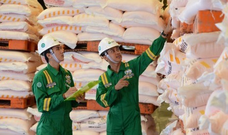 Petugas dari PT Petrokimia Gresik (PG) melakukan pengecekan terkait ketersediaan stok. Petrokimia Gresik, perusahaan Solusi Agroindustri anggota holding Pupuk Indonesia menggandeng Kodim 0817/Gresik dan Pemerintah Kabupaten (Pemkab) Gresik menggelar Demonstration Plot (Demplot) Dambaan menggunakan pupuk Phonska OCA di sejumlah daerah di Kabupaten Gresik, Jawa Timur.