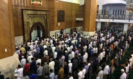 Suasana salat Tarawih di Masjid Agung Kota Tasikmalaya, Ahad (5/5).