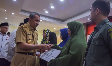 Gubernur Riau Syamsuar (kedua kiri) belum lama ini meluncurkan program kado da'i Riau.