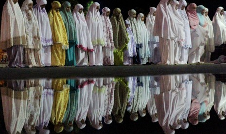 Umat muslim melaksanakan Shalat Tarawih pertama di Masjid Agung Baitul Makmur, Meulaboh, Aceh Barat, Aceh, Minggu (5/5/2019). 