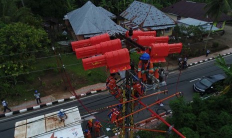 Petugas teknis PLN Sumbar saat bertugas untuk memastikan pasokan listrik selama Ramadhan 1440 aman 