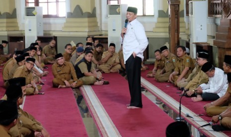 Gubernur Banten Wahidin Halim saat mengisi pengajian   pengganti apel rutin bulanan. Pada beberapa OPD di Banten, selama Bulan Ramadhan ini ASN akan masuk kerja sejak pukul 06.00 WIB. Senin, (6/5).