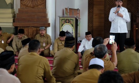 Gubernur Banten Wahidin Halim saat mengisi pengajian   pengganti apel rutin bulanan. Pada beberapa OPD di Banten, selama Bulan Ramadhan ini ASN akan masuk kerja sejak pukul 06.00 WIB. Senin, (6/5). 