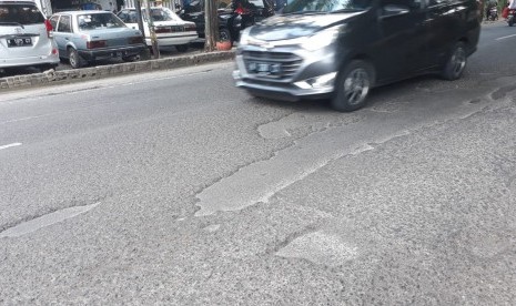 Beberapa titik jalan berlubang di Kota Malang, Senin (6/5). 