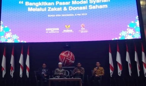 Talkshow Ramadhan bertema 'Bangkit Pasar Modal Syariah Melalui  Zakat dan Donasi Saham' yang digelar di Bursa Efek Indonesia (BEI), Jakarta  Selatan, Senin (6/5). 