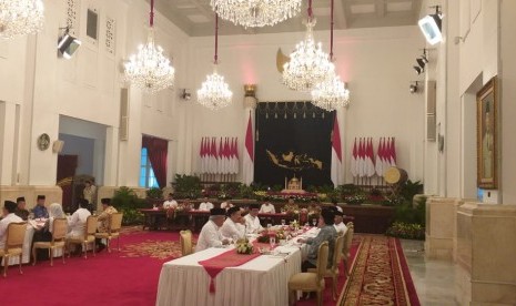 Presiden Jokowi menggelar acara buka puasa bersama para pimpinan lembaga negara di Istana Negara, Senin (6/5). Pada kesempatan itu Presiden Jokowi kembali menyinggung perihal pemindahan ibu kota.