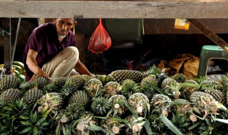 Pedagang menata buah nanas jualannya di pasar Pa'baeng-baeng, Makassar, Sulawesi Selatan, Senin (6/5/2019).