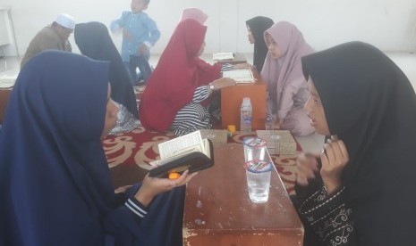 Ana Meliana (17), santri sekaligus hafiz Al-quran 20 juz di pondok pesantren Misbahunnur, Cimahi. Remaja kelas 12 MA ini pernah juara 1 STQ Kota Cimahi.