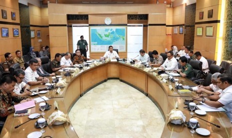 Menko Polhukam Wiranto (tengah) memimpn rapat koordinasi dengan kementerian dan instansi di Kantor Kemenko Polhukam, Jakarta, Senin (6/5/2019).