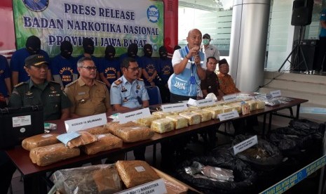 Kepala BNNP Jabar, Brigjen Sufyan Syarif saat memaparkan hasil pengungkapan ganja sebanyak 70 kilogram dengan modus operandi baru.