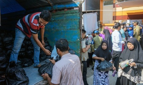 Warga antre mendapatkan bahan sembako saat pasar murah Ramadhan di Pekalongan, Jawa Tengah, Selasa (7/5/2019).