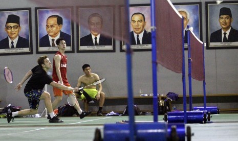 Atlet bulutangkis ganda putra Marcus Fernaldi Gideon (kiri) dan Kevin Sanjaya Sukamuljo (kedua kiri) melakukan latihan jelang Kejuaraan Piala Sudirman 2019 di Pelatnas PBSI, Cipayung, Jakarta Timur, Selasa (7/5/2019).