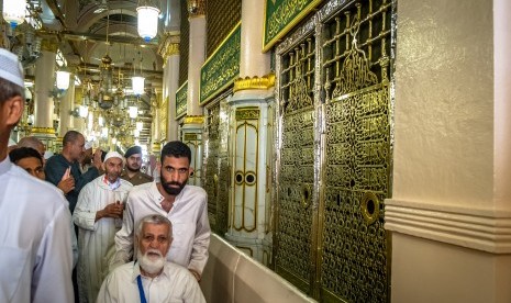 Nabi SAW Melaknat Kuburan Orang Saleh Dijadikan Masjid. Pengunjung berziarah di depan makam Nabi Muhammad SAW, Abu Bakar as Siddiq, dan Umar bin Kattab di Masjid Nabawi, Madinah, Arab Saudi, Senin (6/5/2019). 