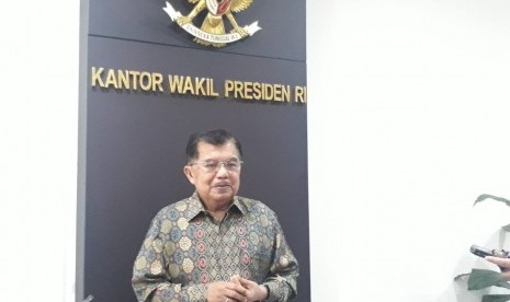 Wakil Presiden Jusuf Kalla saat diwawancarai wartawan di Kantor Wakil Presiden, Jakarta, Selasa (7/5).