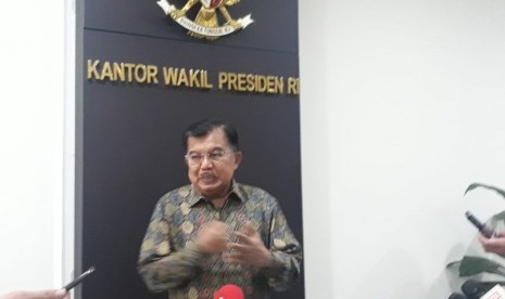 Wakil Presiden Jusuf Kalla saat diwawancarai wartawan di Kantor Wakil Presiden, Jakarta, Selasa (7/5).