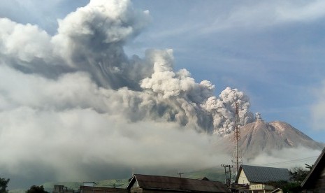 Gunung Sinabung menyemburkan material vulkanis saat erupsi, di Karo, Sumatra Utara.