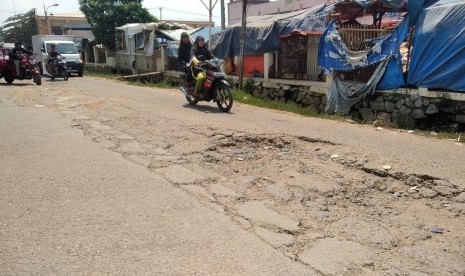 Jalan Raya Babelan, Desa Babelan Kota, Babelan, Kabupaten Bekasi. Pemerintah Kabupaten Bekasi, Jawa Barat, akan membatasi jam operasional truk jungkit (dump truck) pengangkut tanah yang kerap melintas di Jalan Raya Babelan. 