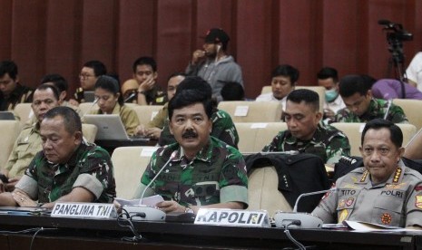 Panglima TNI Marsekal TNI Hadi Tjahjanto (tengah) didampingi Kapolri Jenderal Pol Tito Karnavian (kanan) dan Asops Panglima TNI Mayjen TNI Ganip Warsito (kiri) berbicara saat rapat kerja bersama Dewan Perwakilan Daerah (DPD) di Gedung Nusantara V, Kompleks Parlemen Senayan, Jakarta, Selasa (7/5/2019).