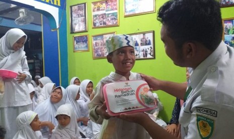 Tim Layanan Aktif Baznas bantu 100 anak yatim di Yayasan Yatim Piatu Nurul Iman Jafariyah dan Dhuafa di Jalan Menteng Raya, Kelurahan Menteng, Kecamatan Menteng, Jakarta Pusat pada Senin (6/5).