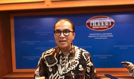 Duta Besar Republik Indonesia untuk Wellington Tantowi Yahya dalam memberikan press briefing media di Kementerian Luar Negeri, Jakarta (7/5).