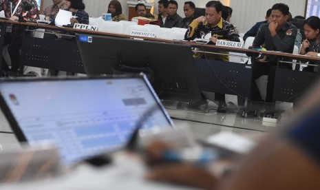 Ketua Bawaslu Abhan (ketiga kanan) mengikuti rapat pleno rekapitulasi hasil penghitungan suara Pemilu 2019 Luar Negeri di Kantor KPU Pusat, Jakarta, Selasa (7/5/2019).