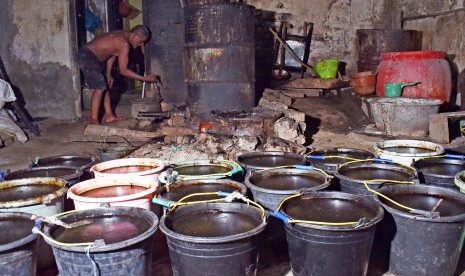 Perajin menyelesaikan pembuatan cincau di industri rumahan cincau. (Dok). 