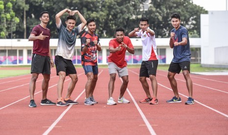 Tim estafet 4x100 meter putra Indonesia Lalu Muhammad Zohri (ketiga kanan), Eko Rimbawan (ketiga kiri), Bayu Kertanegara (kanan), Muhammad Abina Bisma (kedua kanan), Joko Kuncoro Adi (kiri) dan Adi Ramli (kedua kiri) berpose di sela mengikuti latihan di Stadion Madya, Gelora Bung Karno, Selasa (7/5/2019).