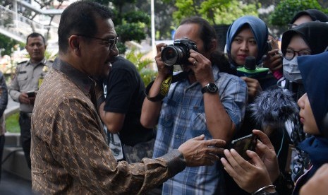 Mantan Mendagri Gamawan Fauzi (kiri) tiba untuk menjalani pemeriksaan di kantor KPK, Jakarta, Rabu (8/5/2019). 