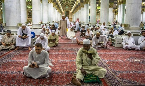 Sejumlah umat muslim bertadarus Alquran di Masjid Nabawi, Madinah, Arab Saudi, Rabu (8/5/2019).