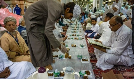 Warga Madinah membagikan takjil kepada umat Islam di Masjid Nabawi, Madinah, Arab Saudi, Selasa (7/5/2019).