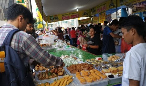 Bazar pasar Bendungan Hilir (Benhil) di Tanah Abang, Jakarta Pusat, Selasa, (7/5). 