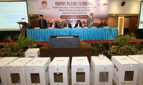 Ketua KPU Kalsel Sarmuji (ketiga kiri) membuka rapat pleno terbuka.