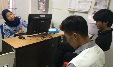 Petugas Kantor Imigrasi Kelas II Tasikmalaya memeriksa dokumen empat WNA asal Cina, Rabu (8/5). Empat WNA itu akan dideportasi melalui Bandara Soekarno-Hatta, Tangerang, Kamis (9/5). 