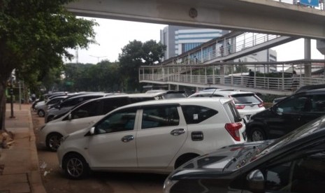 Parkir liar di Jalan Mayjen Sutoyo, Cililitan Jakarta Timur, Rabu (8/5). 