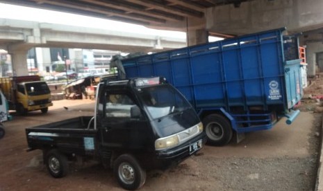 Lahan kosong yang berada di bawah jalan tol Becaknya di Jalan Kalimalang, Pondok Kelapa,  Jakarta Timur dimanfaatkan oleh warga untuk memarkir kendaraan,  Rabu (8/5).  