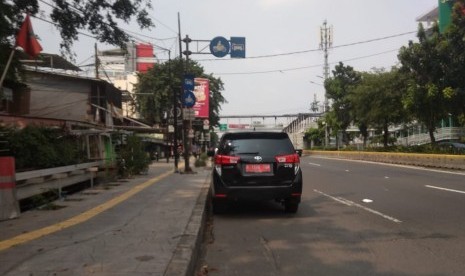 Parkir liar di Jalan Pemuda, Rawamangun Jakarta Timur, Rabu (8/5). 