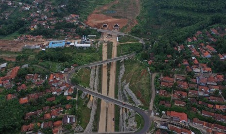 Foto udara proyek pembangunan Jalan Tol Cileunyi-Sumedang-Dawuan (Cisumdawu) di Kabupaten Sumedang, Jawa Barat, Rabu (8/5/2019).