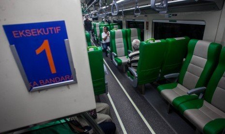 Penumpang berada di dalam Kereta Api (KA) Bandara di Stasiun Tugu, Yogyakarta, Rabu (8/5/2019).