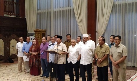 Calon presiden (capres) nomor urut 02 Prabowo Subianto menggelar konferensi pers menjawab sejumlah isu-isu terkini di kediamannya di Kertanegara IV, Kebayoran Baru, Jakarta, Rabu (8/5).