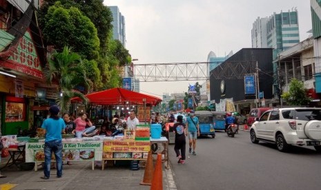 Suasana menjelang magrib. Pedagang takjil mulai berjualan sepanjang Jalan Sabang, Menteng, Jakarta Pusat, Rabu (8/5).  F