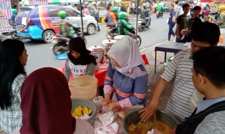 Lapak Hj. Mumun. Penjual kolak dan takjil legendaris di Jalan Sabang, Menteng, Jakarta Pusat. Hj. Mumun sudah mulai berjualan sejak 1989. Saat ini lapaknya dikelola oleh dua anaknya, Dian (43) dan Megawati (40), Rabu (8/5).