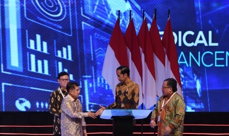 Presiden Joko WIdodo (kedua kanan) berjabat tangan dengan Wapres Jusuf Kalla (kedua kiri) disaksikan Menteri Perencanaan Pembangunan Nasional/Kepala Bappenas Bambang Brodjonegoro (kanan) dan Mendagri Tjahjo Kumolo (kiri) saat membuka acara Musyawarah Perencanaan Pembangunan Nasional (Musrenbangnas) 2019 di Jakarta, Kamis (9/5/2019). 