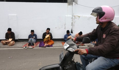 Pendiri Pesantren Lirboyo, Mbah Manab, meminta santri bermanfaat untuk umat. Sejumlah santri mengaji kitab kuning (kitab klasik berbahasa arab gundul) di pinggir jalan kompleks pondok pesantren Lirboyo, Kota Kediri, Jawa Timur. 