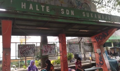 Halte SDN Sukamaju 01 & 07 yang berada di Jalan Raya Jakarta-Bogor, Cilodong, Kota Depok kondisinya kurang  terawat, Rabu (9/5) (ilustrasi)