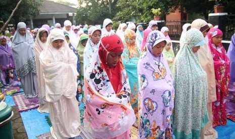 Pelajar SD dan SMP di Kabupaten Purwakarta, libur belajar selama bulan ramadhan. Akan tetapi, mereka wajib mendalami pelajaran agama baik di sekolah maupun lembaga pendidikan agama lainnya.