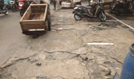 Trotoar di depan Pasar Kramat  Jati, Jakarta Timur, Kondisinya rusak dan mengeluarkan bau amis,  kamis (9/5) 