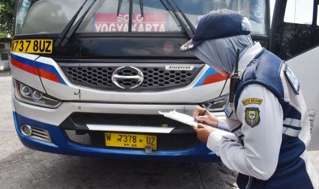 Pemerintah Kabupaten (Pemkab) Madiun, Jawa Timur segera membuka trayek minibus rute Terminal Caruban Madiun menuju kawasan wisata Telaga Ngebel di Kabupaten Ponorogo.